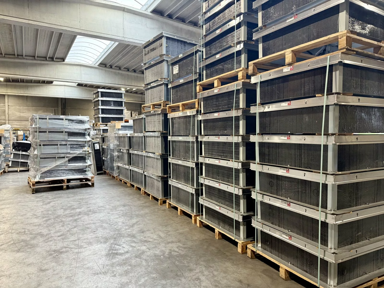 Lanterneaux et costières Bluetek en stock au dépôt de Wambrechies