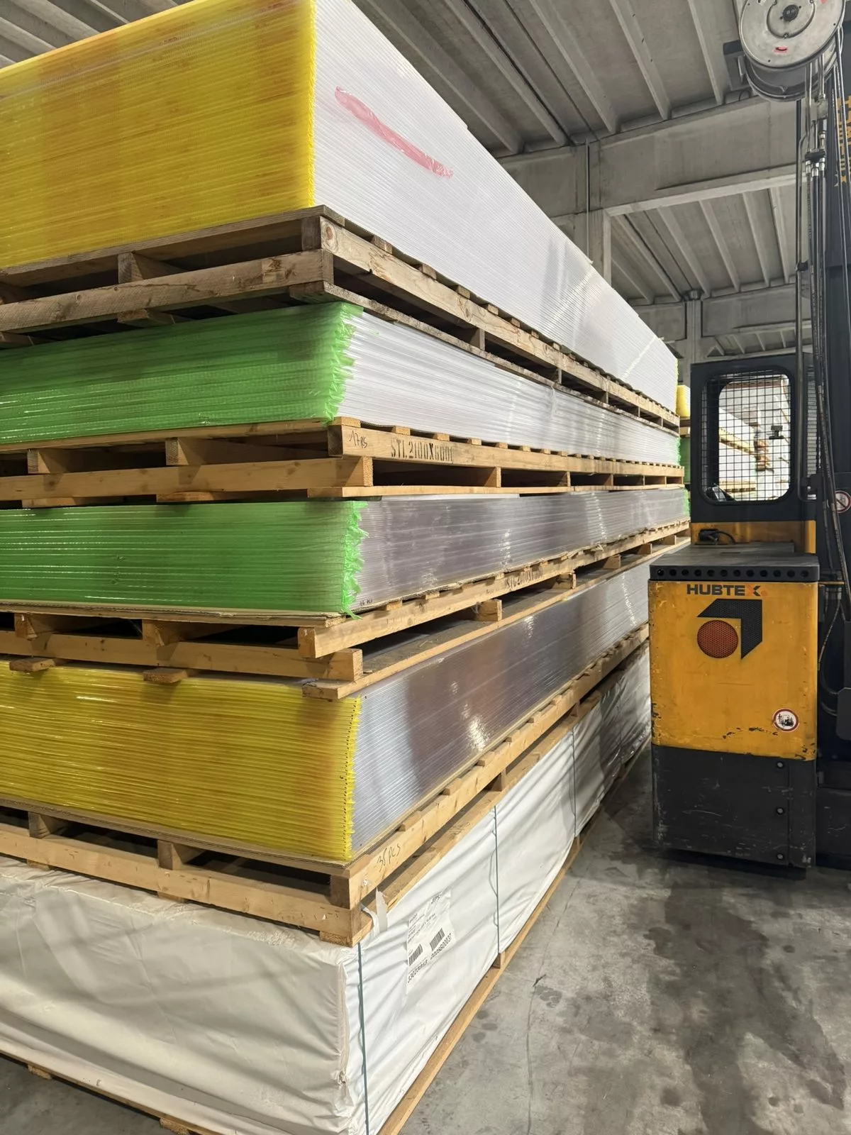 Plaques polycarbonate sur palettes