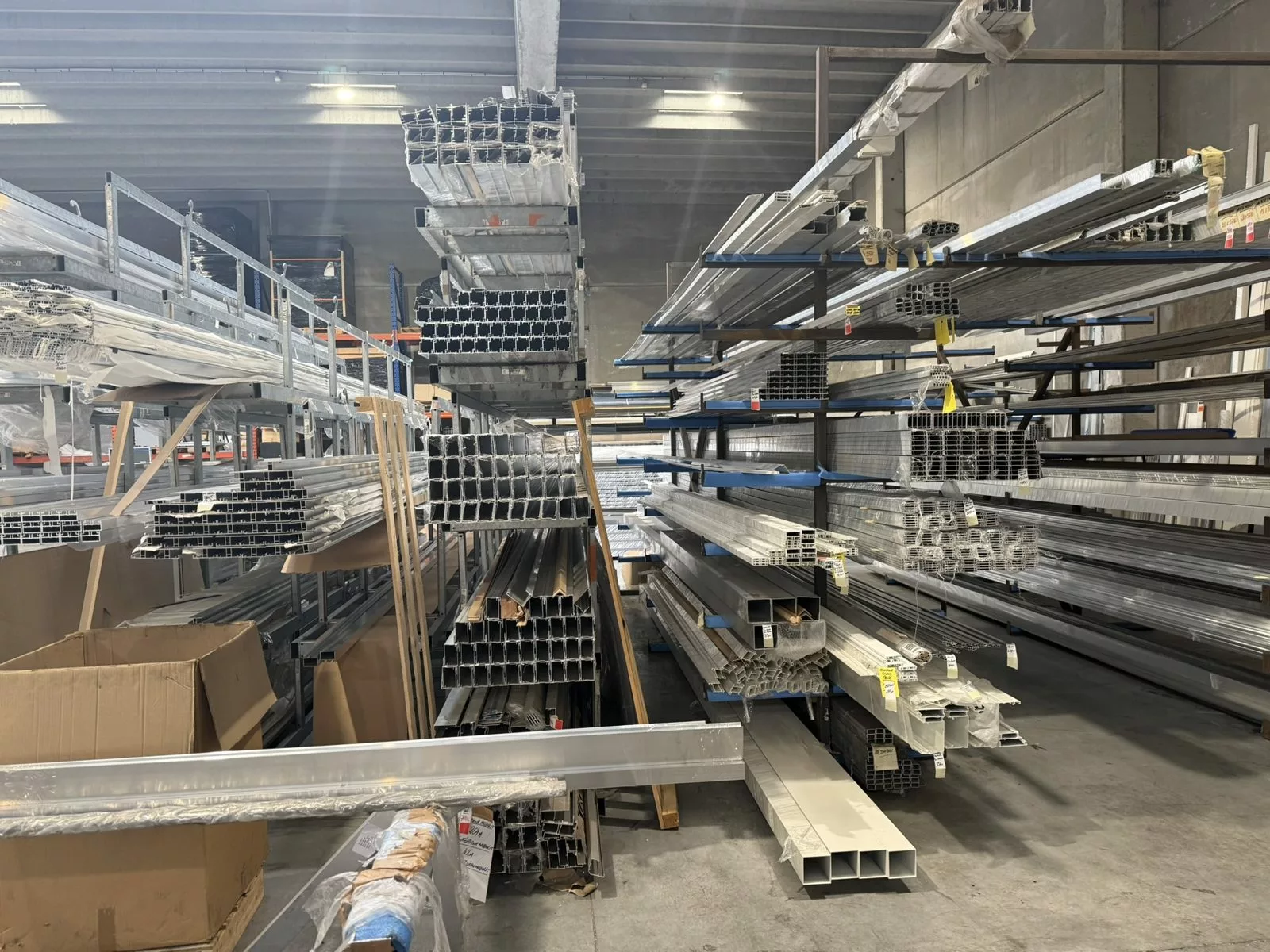 Rayonnage de profilés aluminium au dépôt Browaeys-Brame de Wambrechies