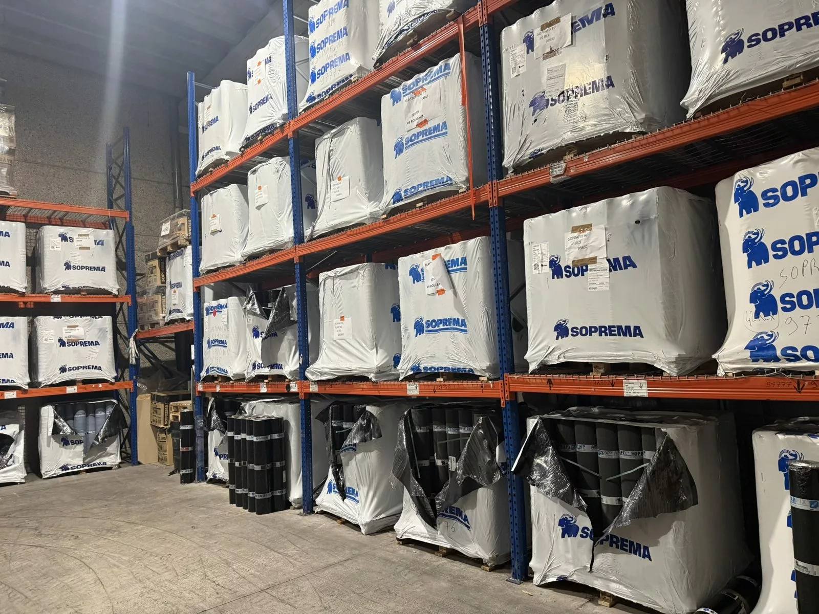 Stock Soprema en rayonnage au dépôt Browaeys-Brame de Wambrechies